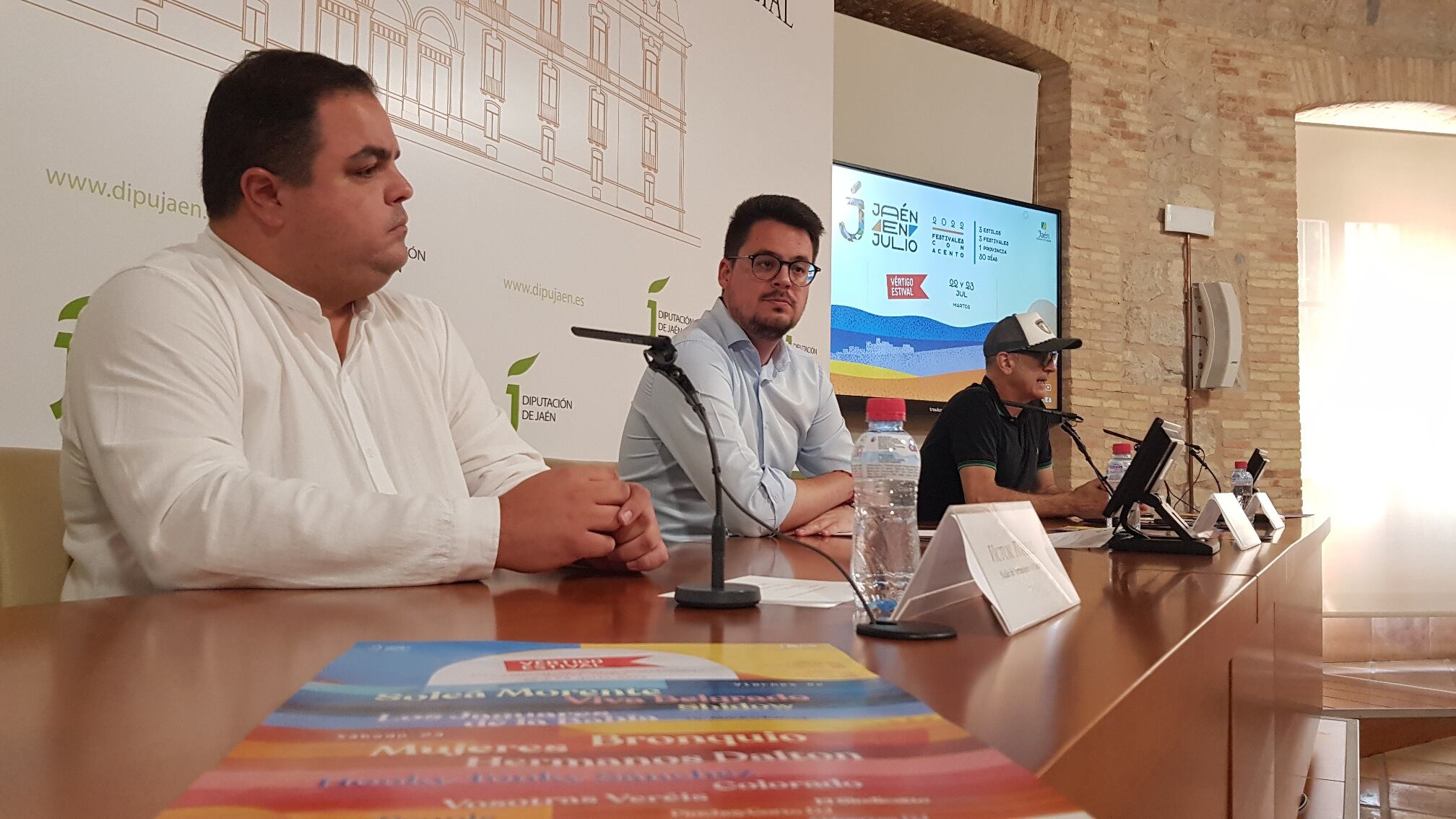 De izquierda a derecha, el alcalde de Martos, Víctor Torres, el diputado de Promoción y Turismo, Francisco Javier Lozano, y el director del Vértigo Estival, José Molina.