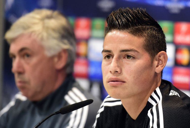 James Rodríguez, junto a Ancelotti en la sala de prensa del Bernabéu