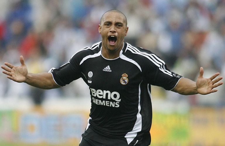 Roberto Carlos con la camiseta del Real Madrid.