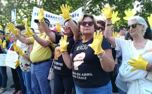 Manifestantes en apoyo de la denunciante