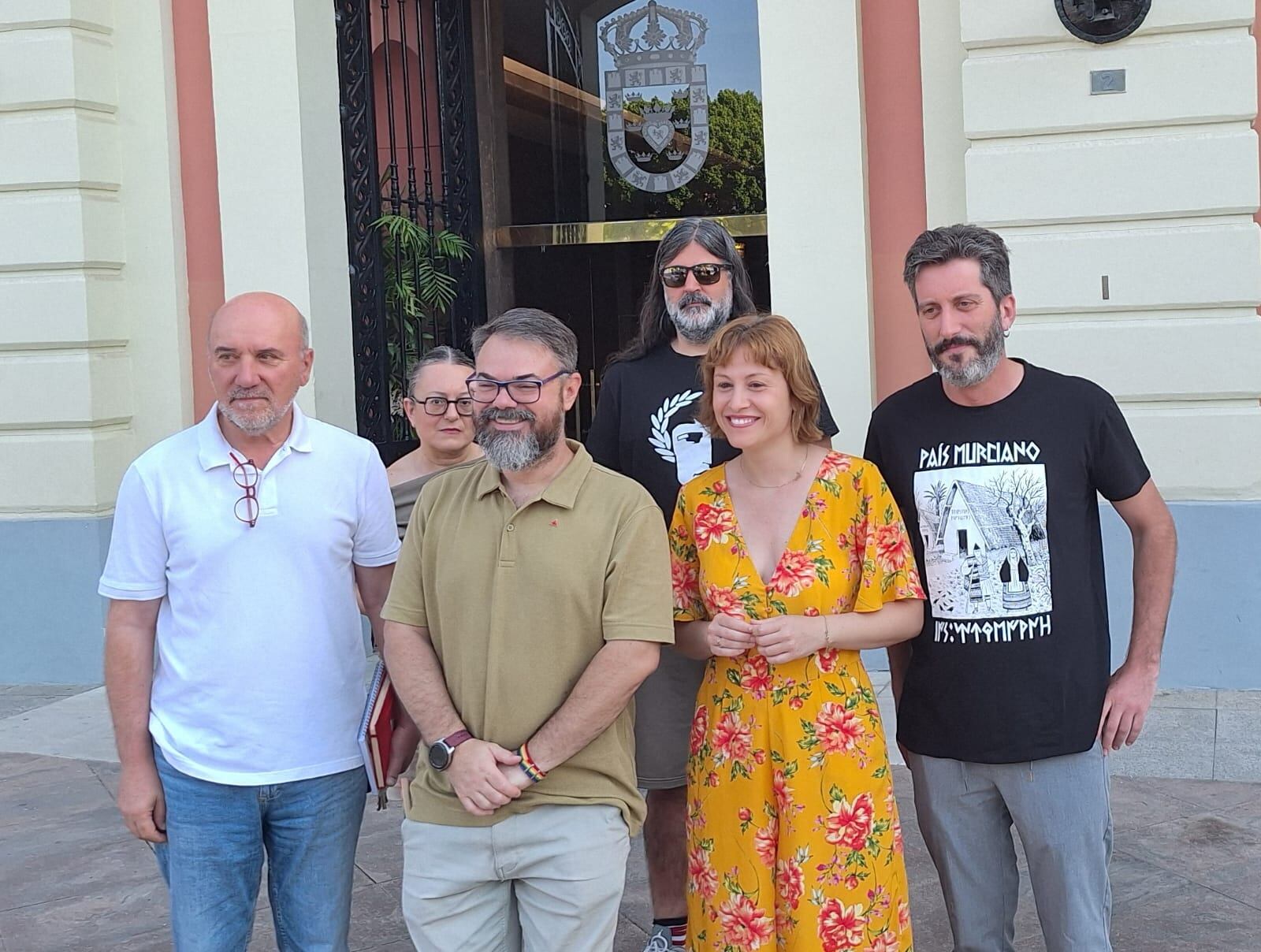 La portavoz municipal de Podemos, Elvira Medina, el secretario de organización de IURM, John David Babyack, y el diputado del grupo parlamentario Podemos-IU-AV, José Luis Álvarez, presentan las principales enmiendas a los presupuestos regionales para el municipio de Murcia