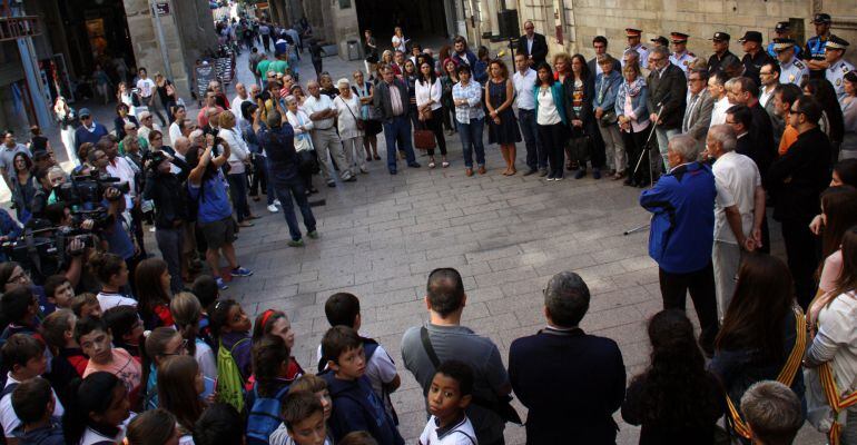 Un centenar de persones es concentra a la plaça Paeria per rebutjar l'atropellament mortal de dues dones a la LL-11