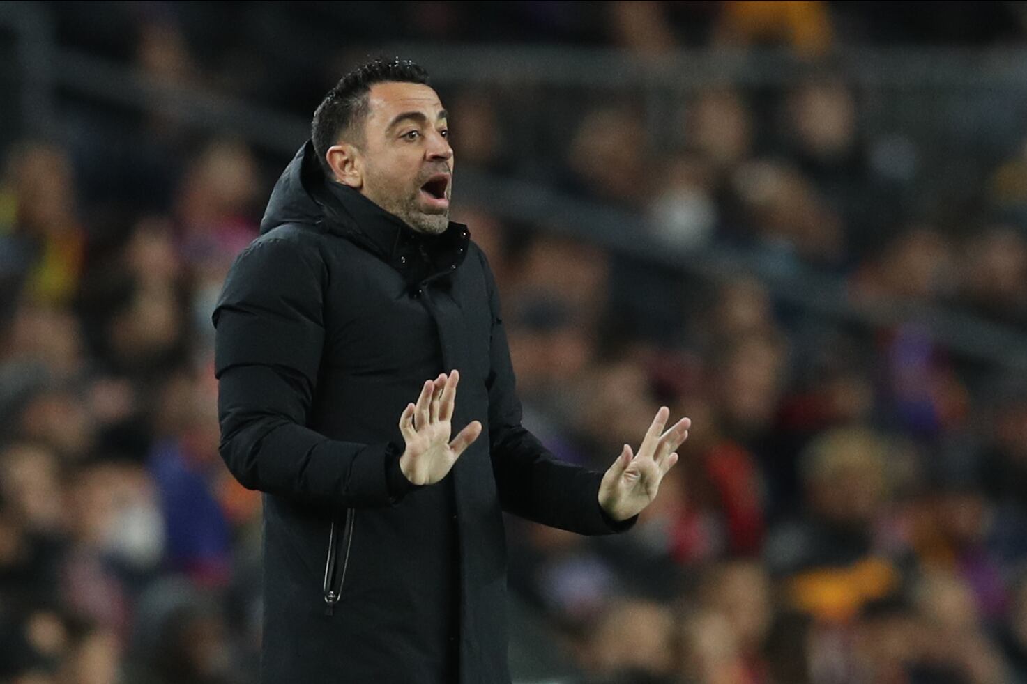 El entrenador del FC Barcelona, Xavi Hernández, durante el partido de ida de los octavos de final de la Liga Europa ante el Galatasaray que disputan hoy jueves en el Camp Nou, en Barcelona