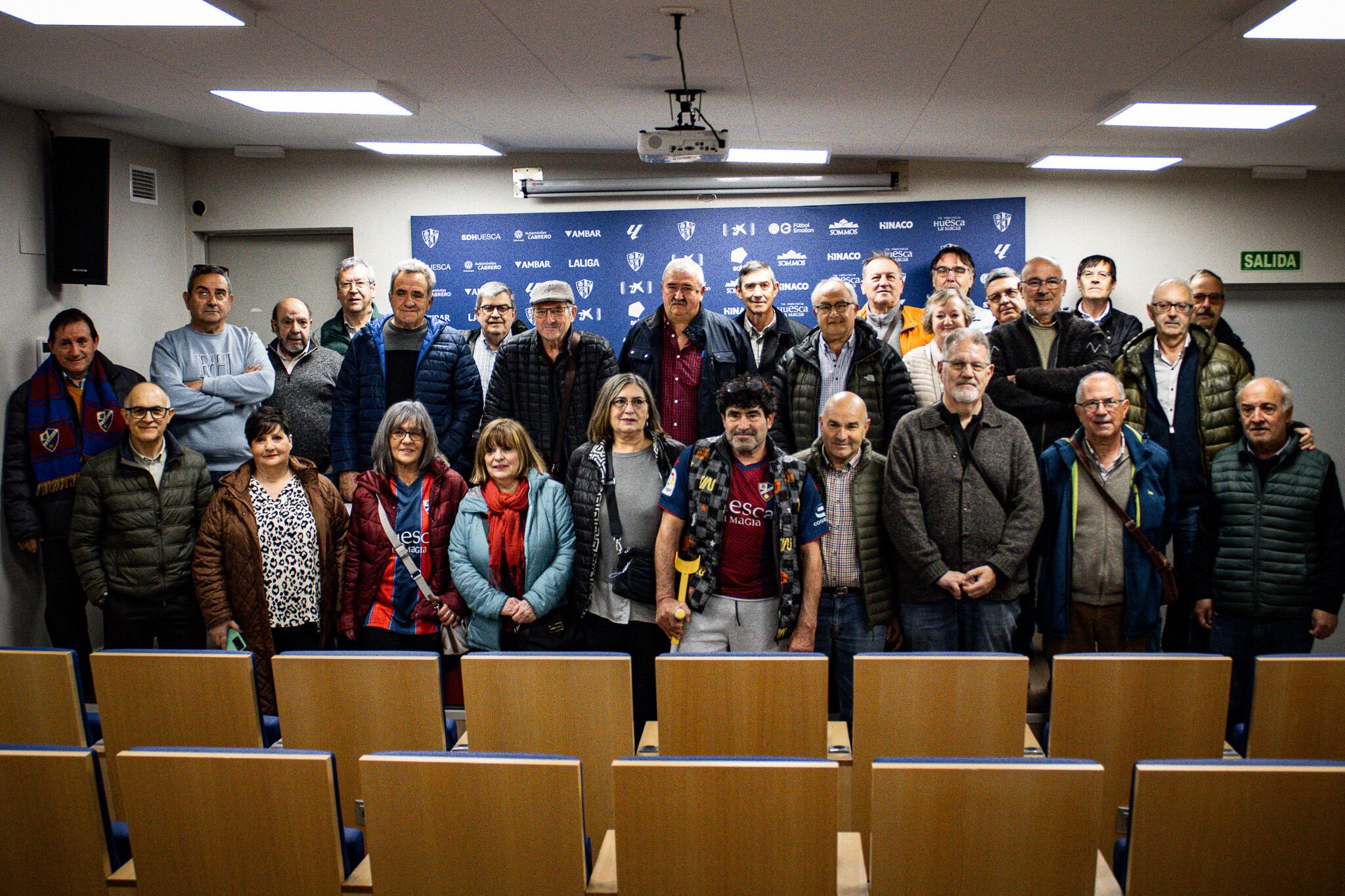 La SD Huesca rinde homenaje a los abonados que cumplen 65 años en este 2025