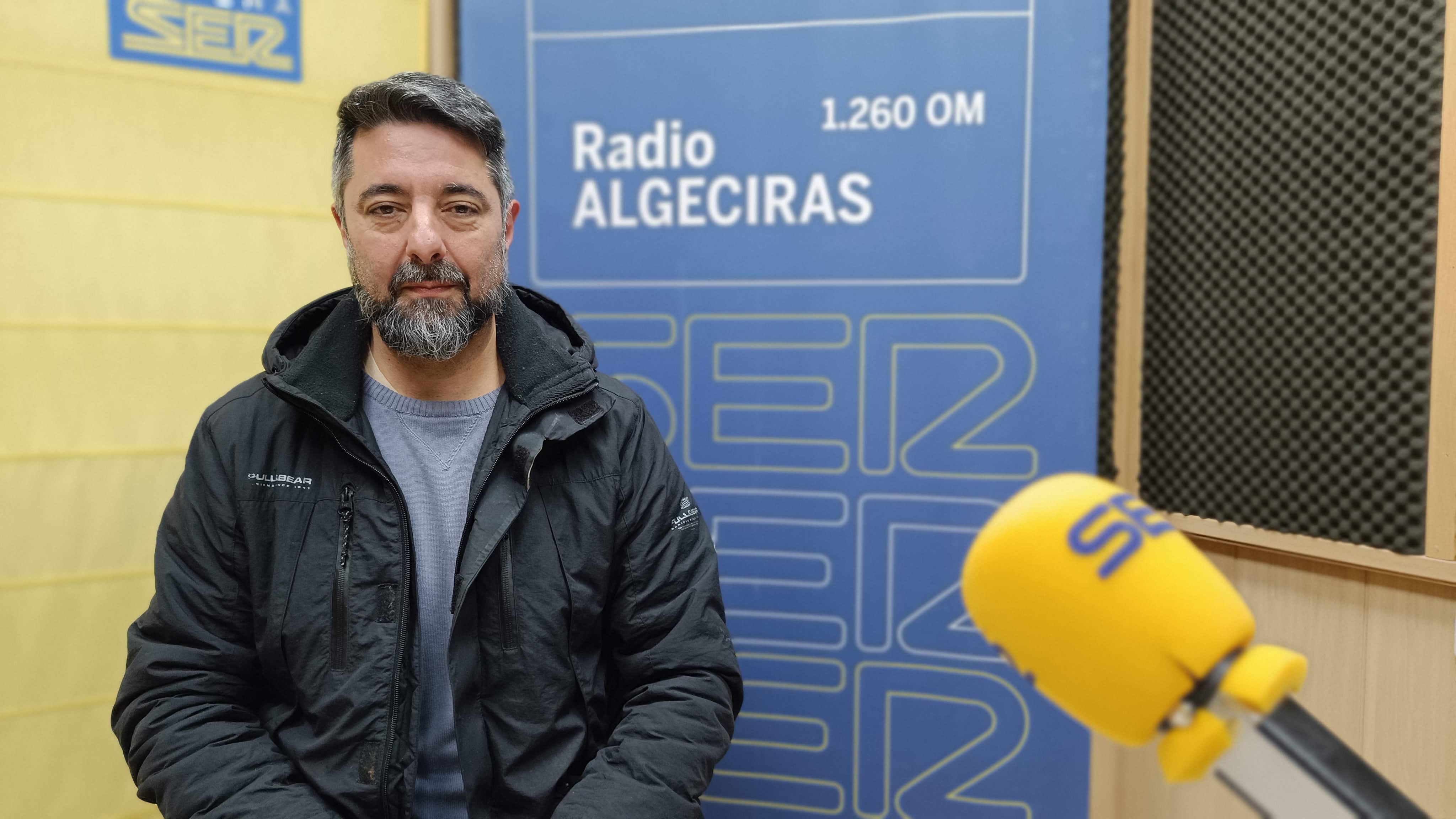 Rafael Álvarez, director de la Asociación Musical La Bohemia, durante su paso por los estudios de Radio Algeciras.