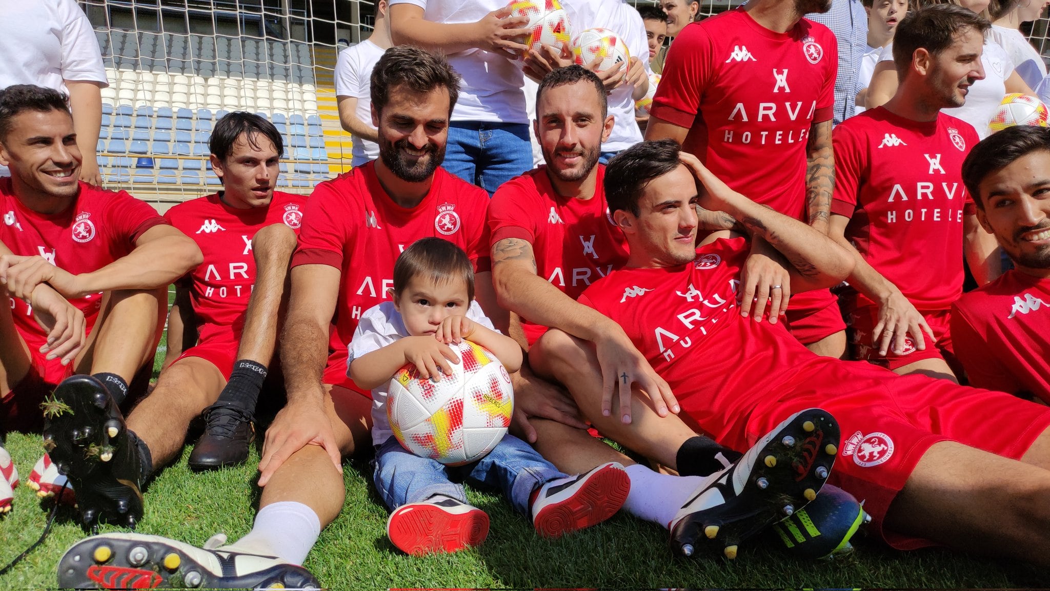 Los jugadores de la Cultural, junto a miembros de AMIDOWN