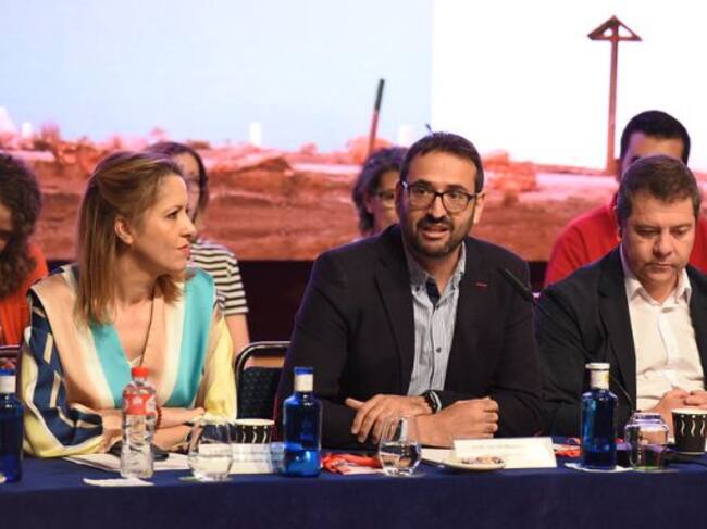 Sergio Gutiérrez (c) junto a Emiliano García-Page (d) y Cristina Maestre (i) en una imagen de archivo