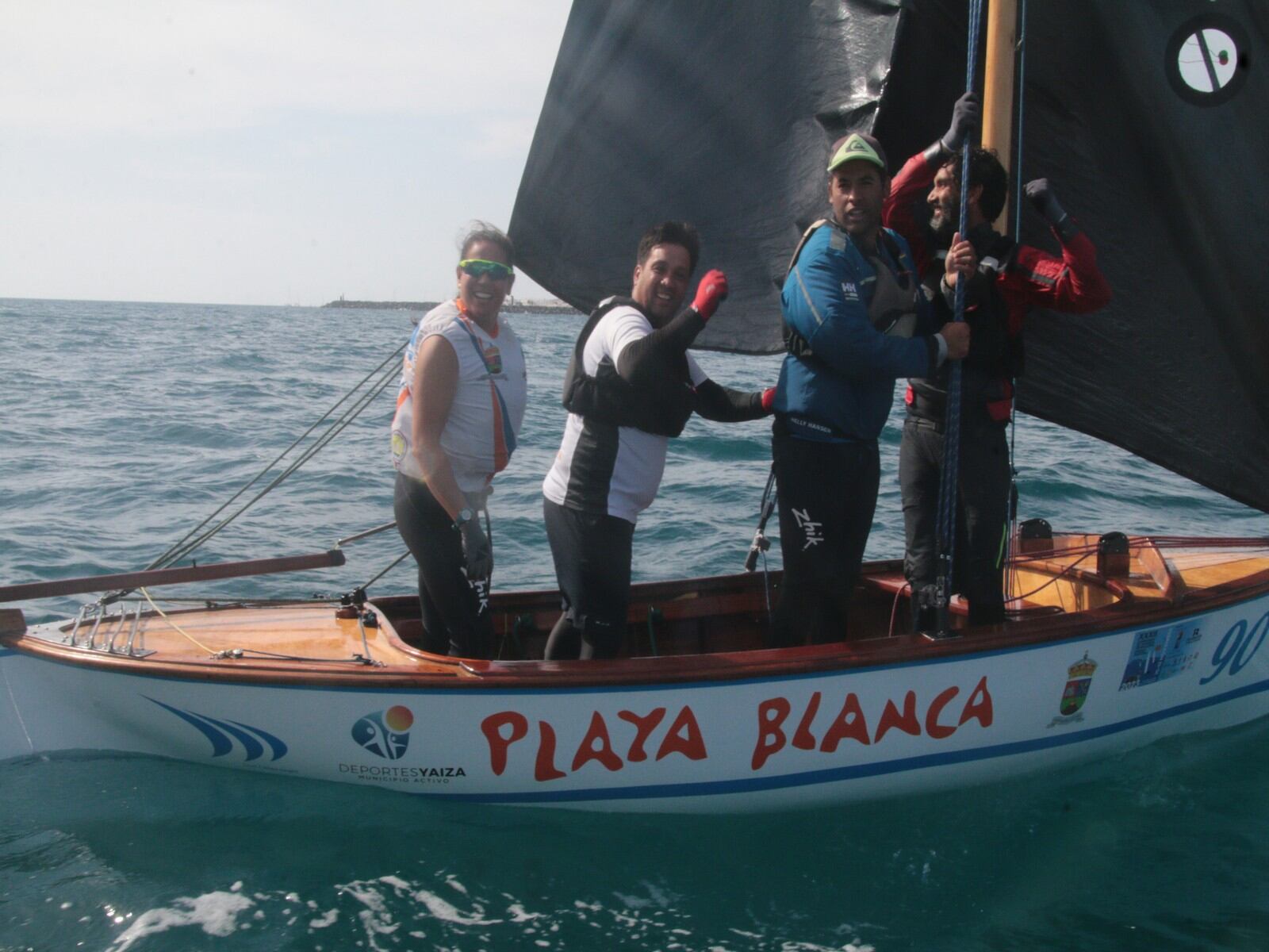 Tripulación del Playa Blanca tras lograr el Campeonato de Canarias.