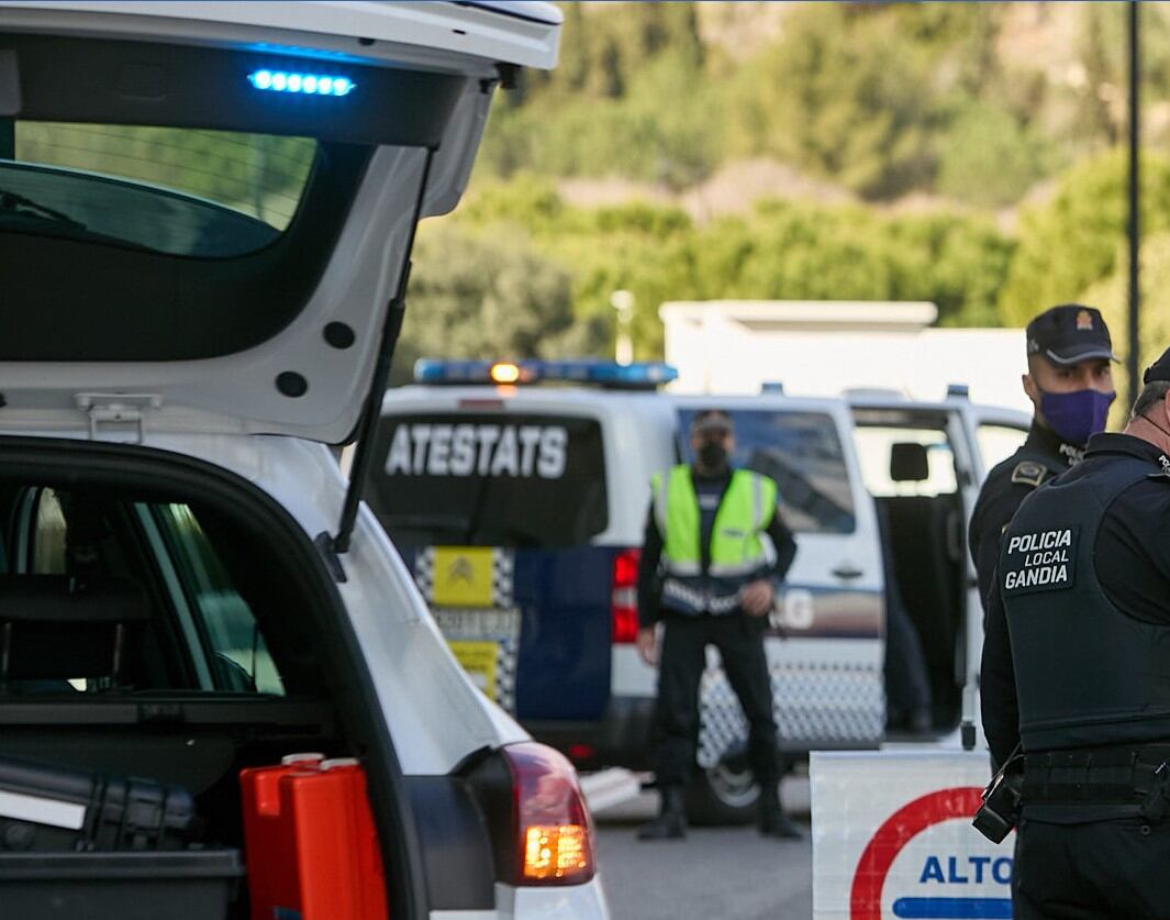 Agentes de la policía local de Gandia en un puesto de control.