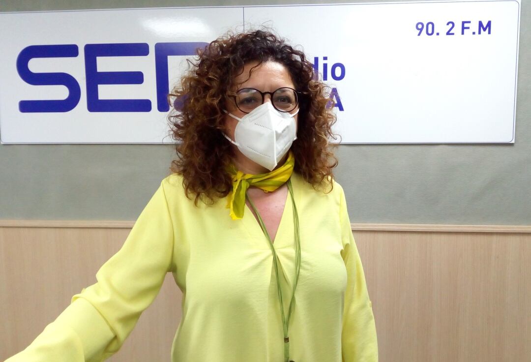 Virtudes Hernández, en el estudio de Radio Elda SER