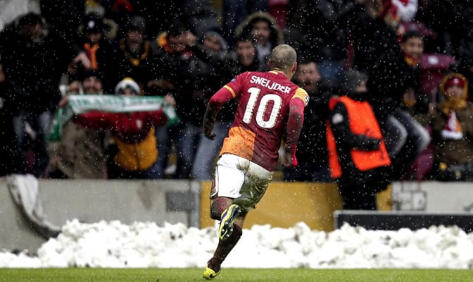 Wesley Sneijder celebra tras marcar un gol durante el partido del grupo B de la Liga de Campeones disputado entre el Juventus y el Galatasaray en Estambul