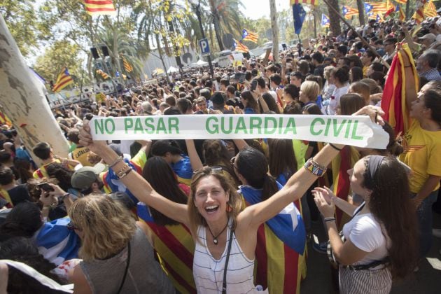 Centenares de personas, convocadas por ANC y Òmnium, se concentran ante el Tribunal Superior de Justicia de Cataluña (TSJC)