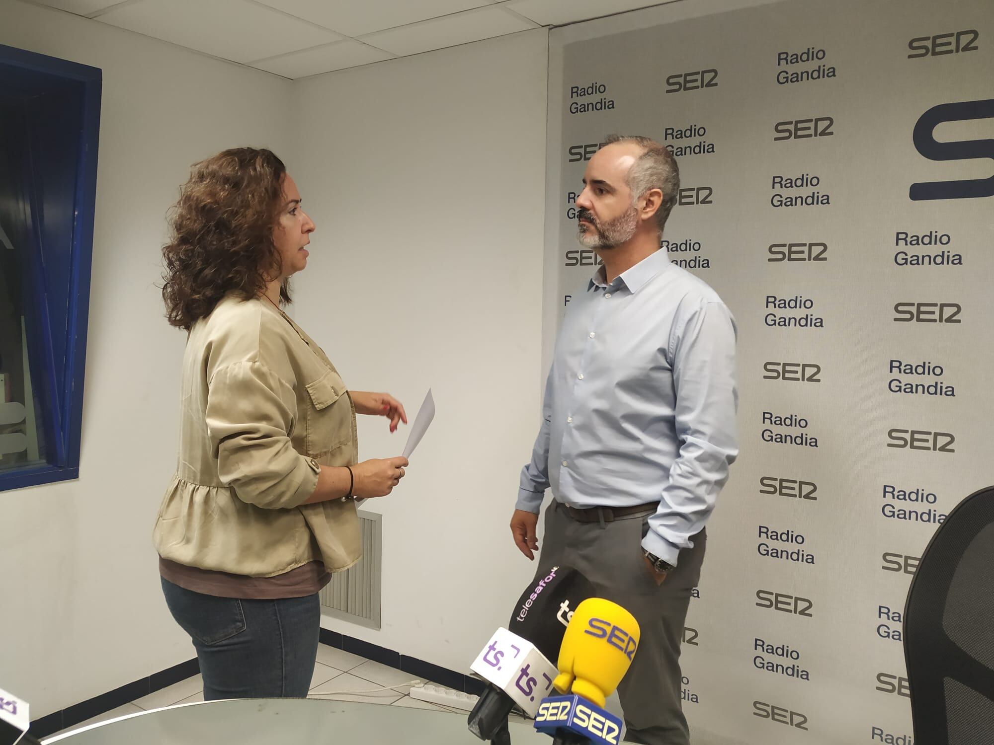 Camilo Peiró en los estudios de Radio Gandia junto a nuestra compañera Rocío Escrihuela.