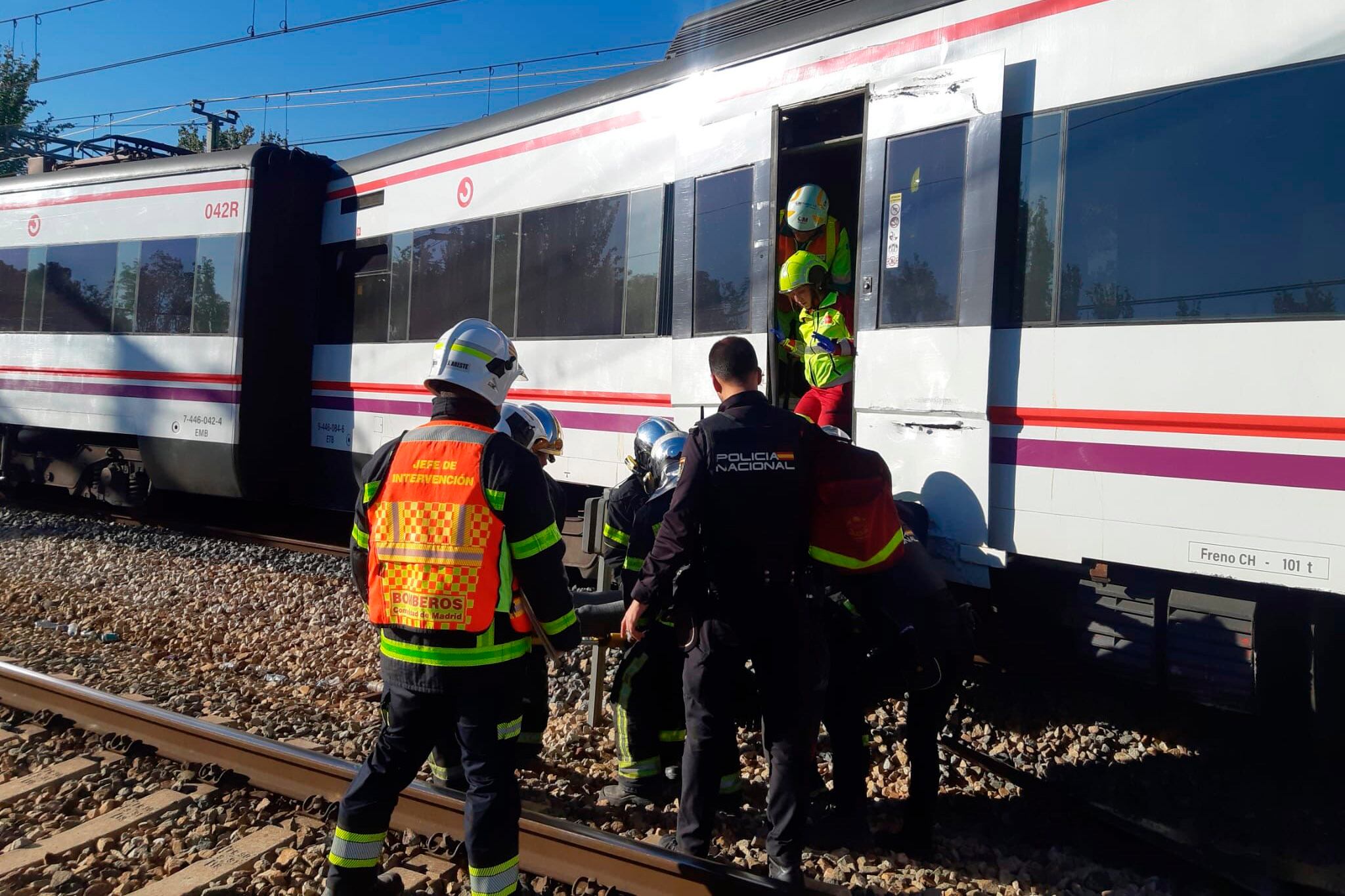 SAN FERNANDO DE HENARES (MADRID), 27/10/2025.- Seis personas han resultado heridas, todas ellas de carácter leve, tras descarrilar el último de los cinco vagones de un tren de Cercanías cuando se encontraba próximo a la estación de San Fernando de Henares. Se trata del balance final de asistencias que el Summa 112 y Cruz Roja han realizado en el lugar después del siniestro, según ha informado Emergencias Comunidad de Madrid 112. EFE/Emergencias Comunidad de Madrid SOLO USO EDITORIAL/SOLO DISPONIBLE PARA ILUSTRAR LA NOTICIA QUE ACOMPAÑA (CRÉDITO OBLIGATORIO)
