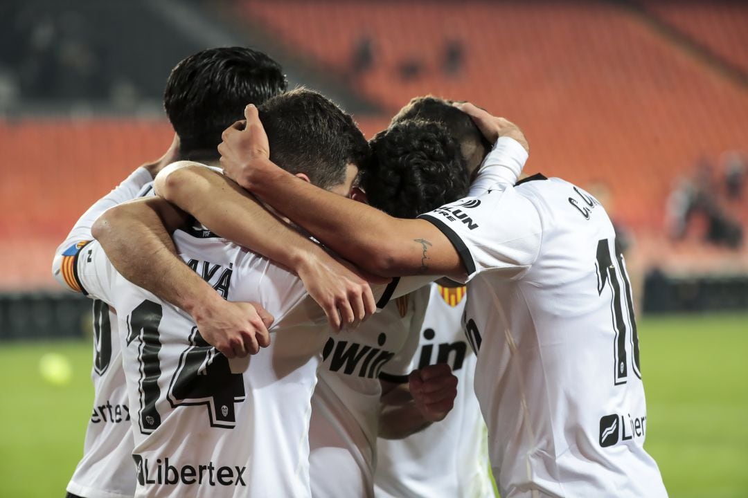 Los jugadores del Valencia celebrando un gol abrazados
