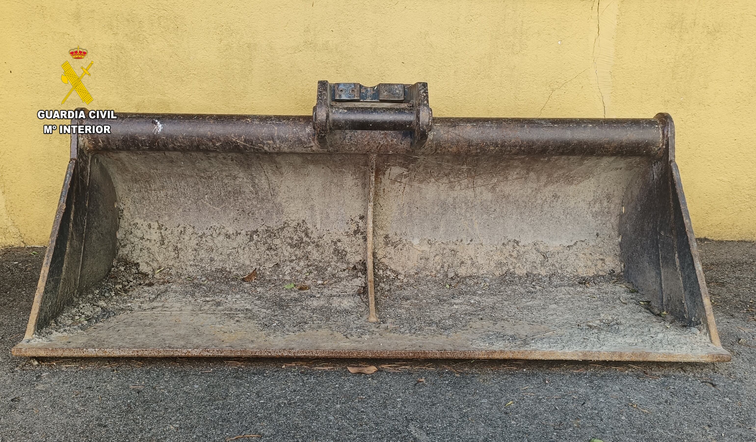Las investigaciones de la Guardia Civil han hecho posible recuperar el cazo de limpieza de una mini excavadora. Foto: Guardia Civil