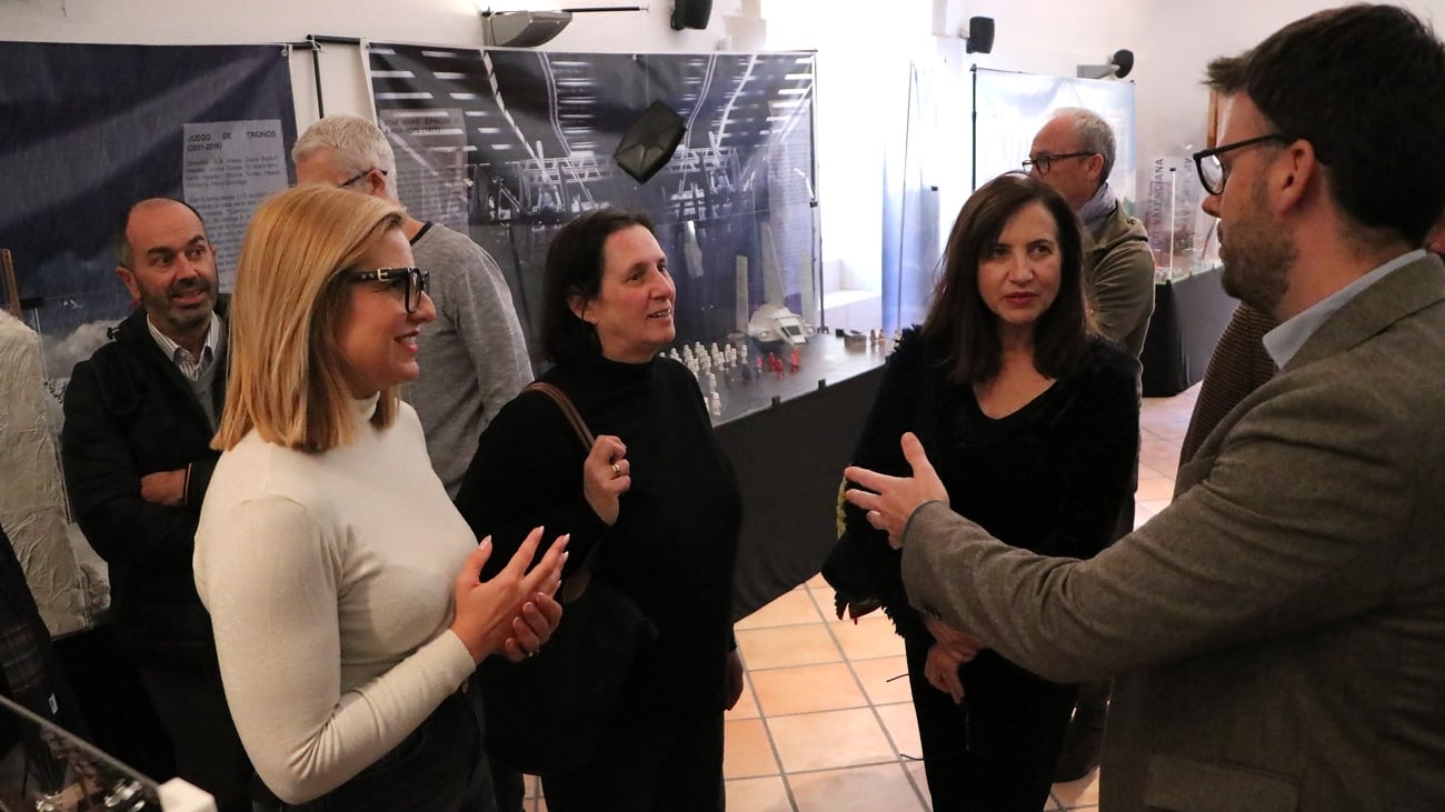 La secretaria autonómica, Pilar Tébar, ha estado acompañada por la alcaldesa de Petrer, Irene Navarro, y otros miembros de la corporación municipal