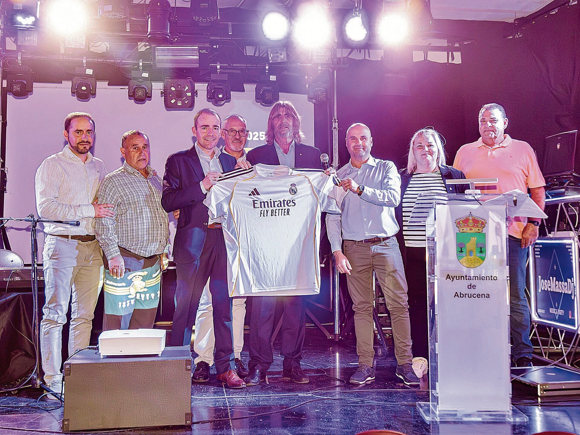 Foto de familia de la peña con Juan Diego Ávalos, José Moya, José María Ávalos, Blas Navarro, Juan José Jiménez ‘Sandokan’, José Antonio Martínez, Verónica González y Ángel Ruiz.