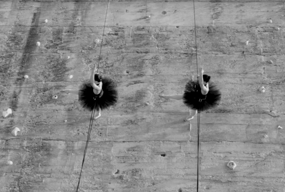 L'espectacle inaugural de FiraTàrrega 2019 és un espectacle de dansa vertical, amb música clàssica i ballarins desafiant la gravetat.