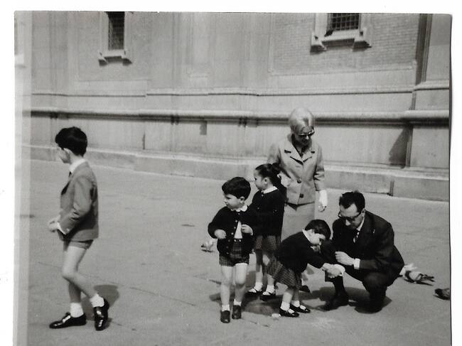 El doctor Burgués amb els seus fills, entre ells la Pilar, a Saragossa
