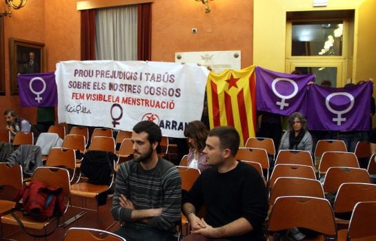 En el momento de la moción de la CUP en el pleno de Manresa se han podido ver pancartas feministas