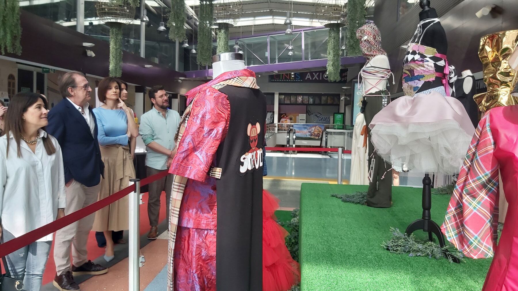 Las autoridades observando los diseños de los jóvenes diseñadores de ANDE