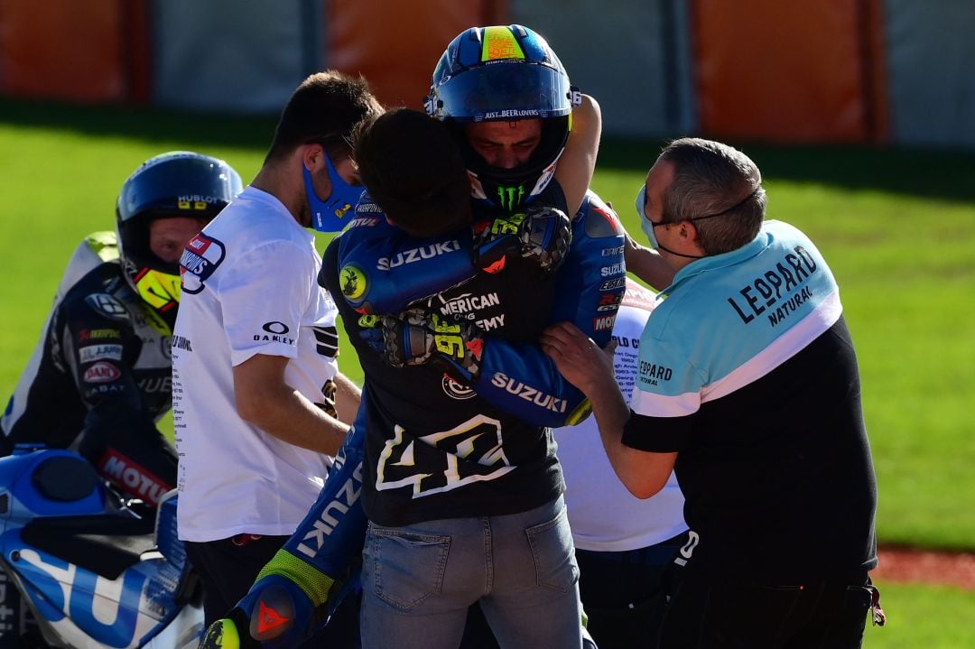 Joan Mir y su equipo en la celebración por ser el campéon del mundo de Moto GP 2020. 