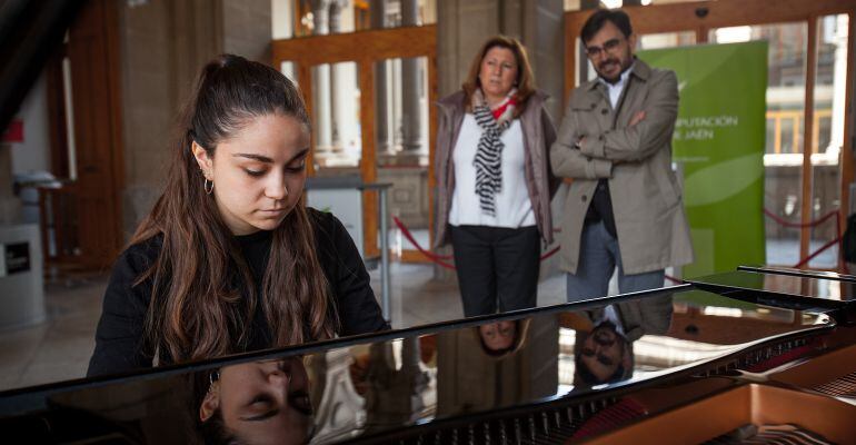 Una joven pianista durante el primer concierto.