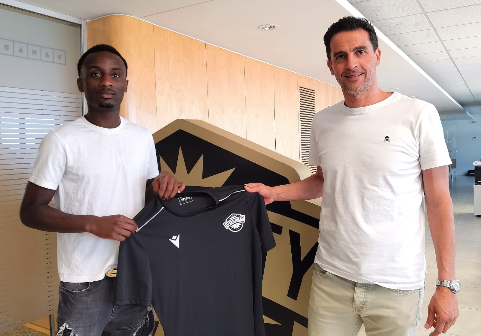 Christian Koffi, jugador del Intercity, junto a Jorge López, secretario técnico del club