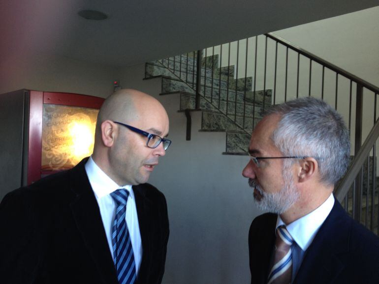 El director de Energía y Minas de la Junta, Ricardo González MAntero, conversa con el responsable de la "Mina escuela"