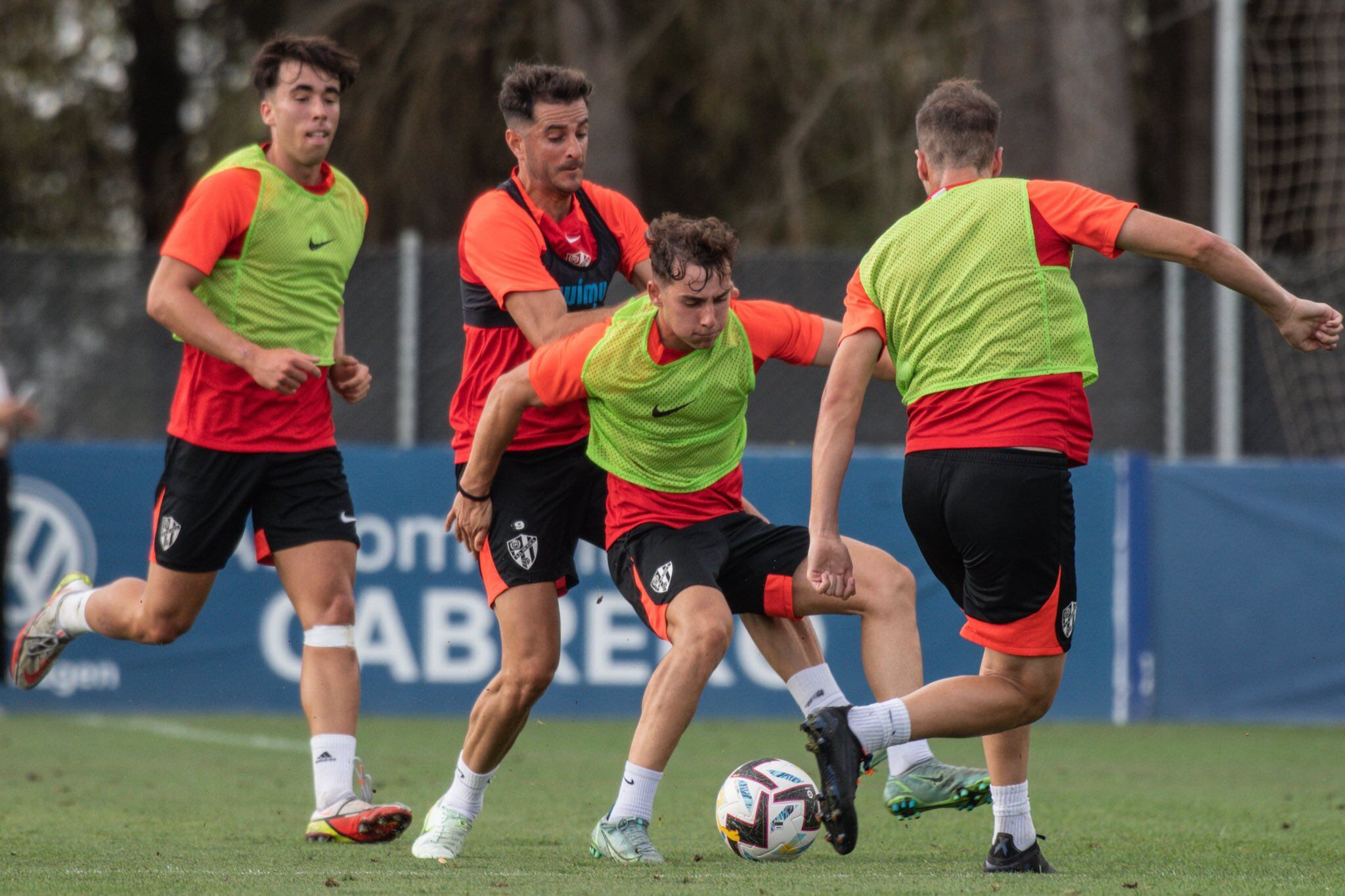 El primer entrenamiento de la semana hubo un partidillo contra el Huesca B