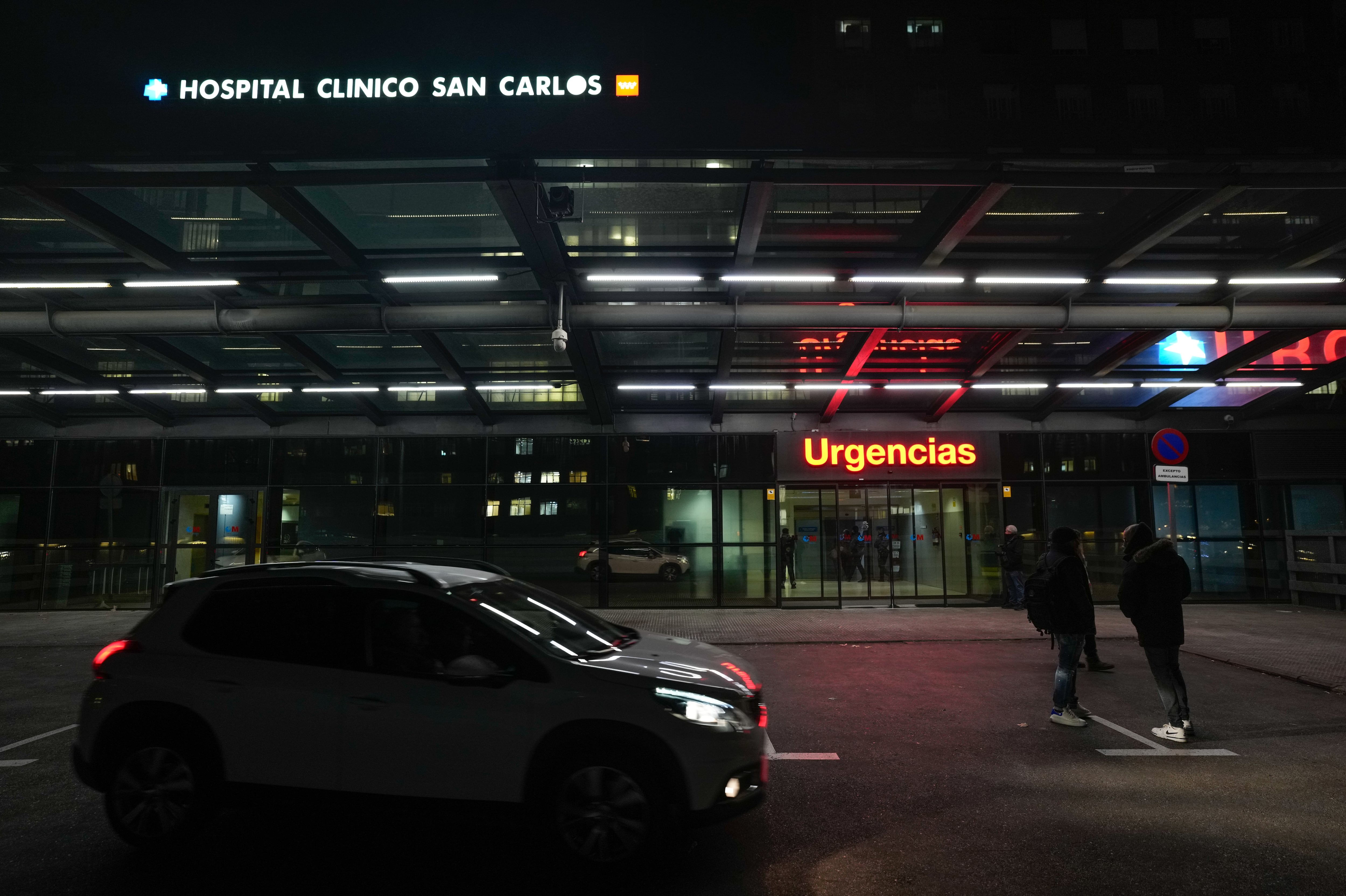 Entrada del hospital madrileño Clínico San Carlos, donde el cantante español Raphael ha sido ingresado esta tarde tras sufrir un episodio cerebrovascular mientras participaba en el espacio de TVE &#039;La Revuelta&#039;.