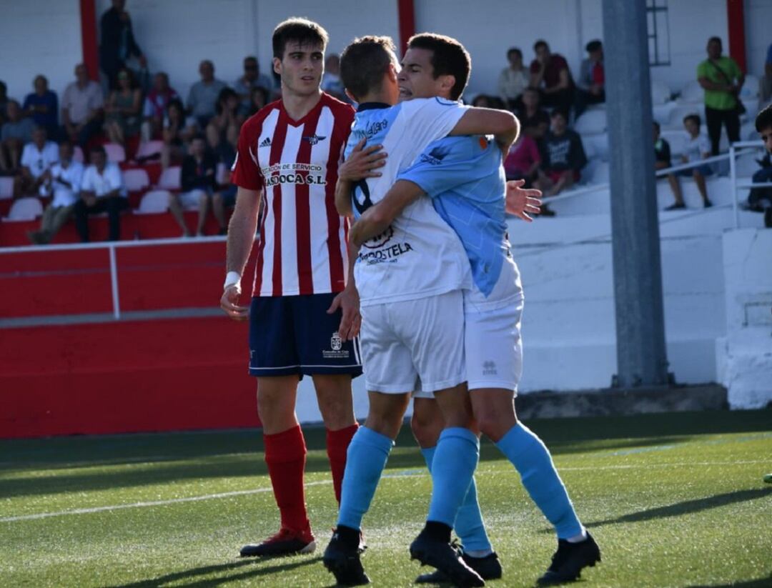 Miki Villar celebra uno de su dos goles con Samu