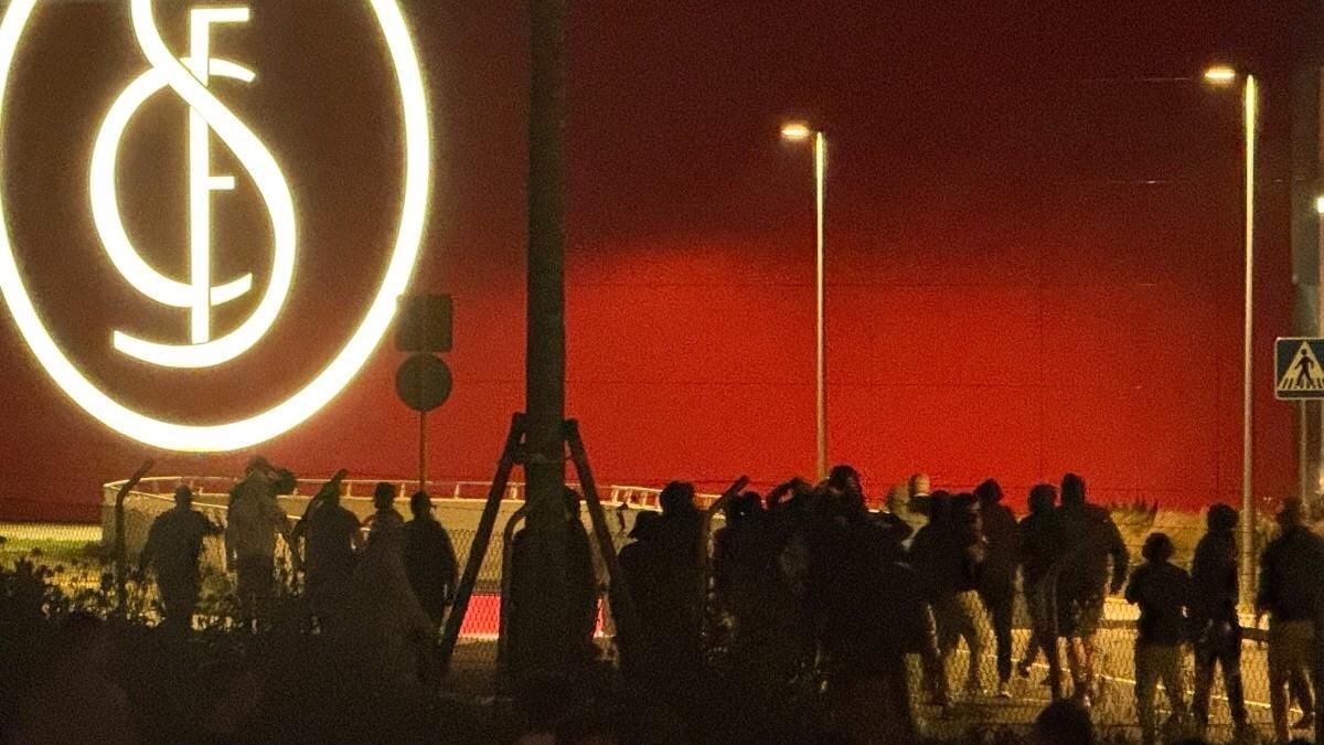 Un grupo de aficionados asalta la ciudad deportiva del Sevilla tras la derrota en Vigo
