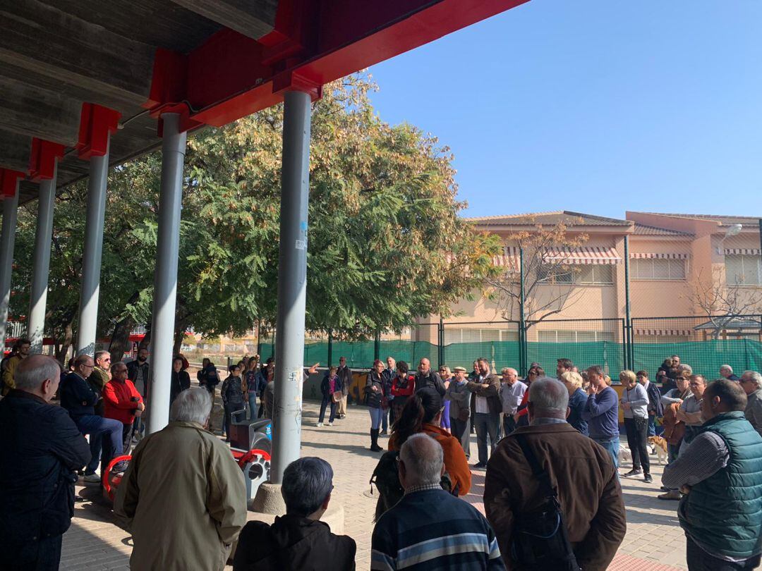 Imagen de la asamblea informativa celebrada este domingo bajo el Puente Rojo