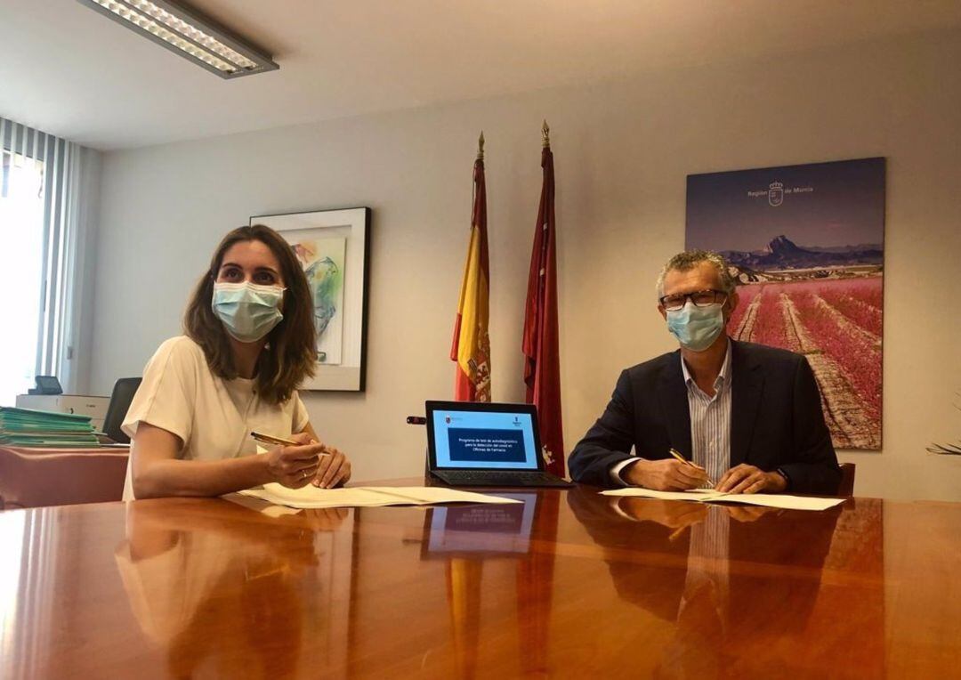 El consejero de Salud, Juan José Pedreño, y la presidenta del Colegio Oficial de Farmacéuticos de la Región de Murcia, Paula Payá 