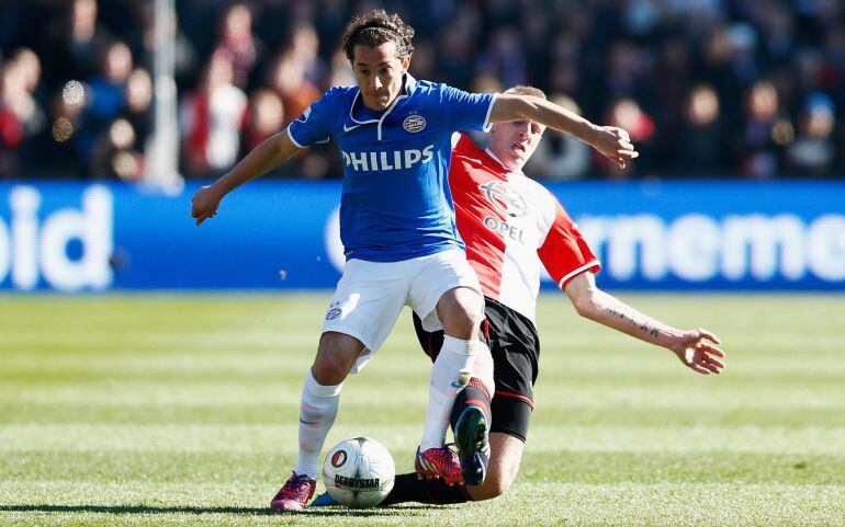 ROTTERDAM, NETHERLANDS - MARCH 22:  Lex Immers of Feyenoord and Andres Guardado of PSV battle for the ball during the Dutch Eredivisie match between Feyenoord and PSV Eindhoven at De Kuip on March 22, 2015 in Rotterdam, Netherlands.  (Photo by Dean Mouhtaropoulos/Getty Images)