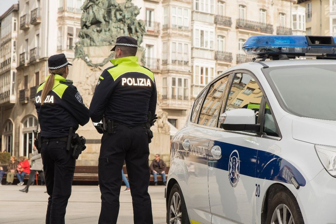 Dos agentes de la Policía Local en Vitoria