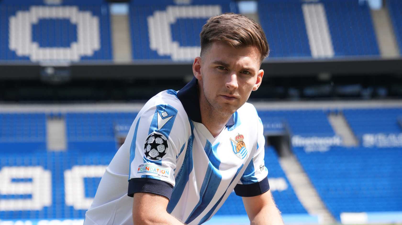 Kieran Tierney posa con la camiseta de la Real.