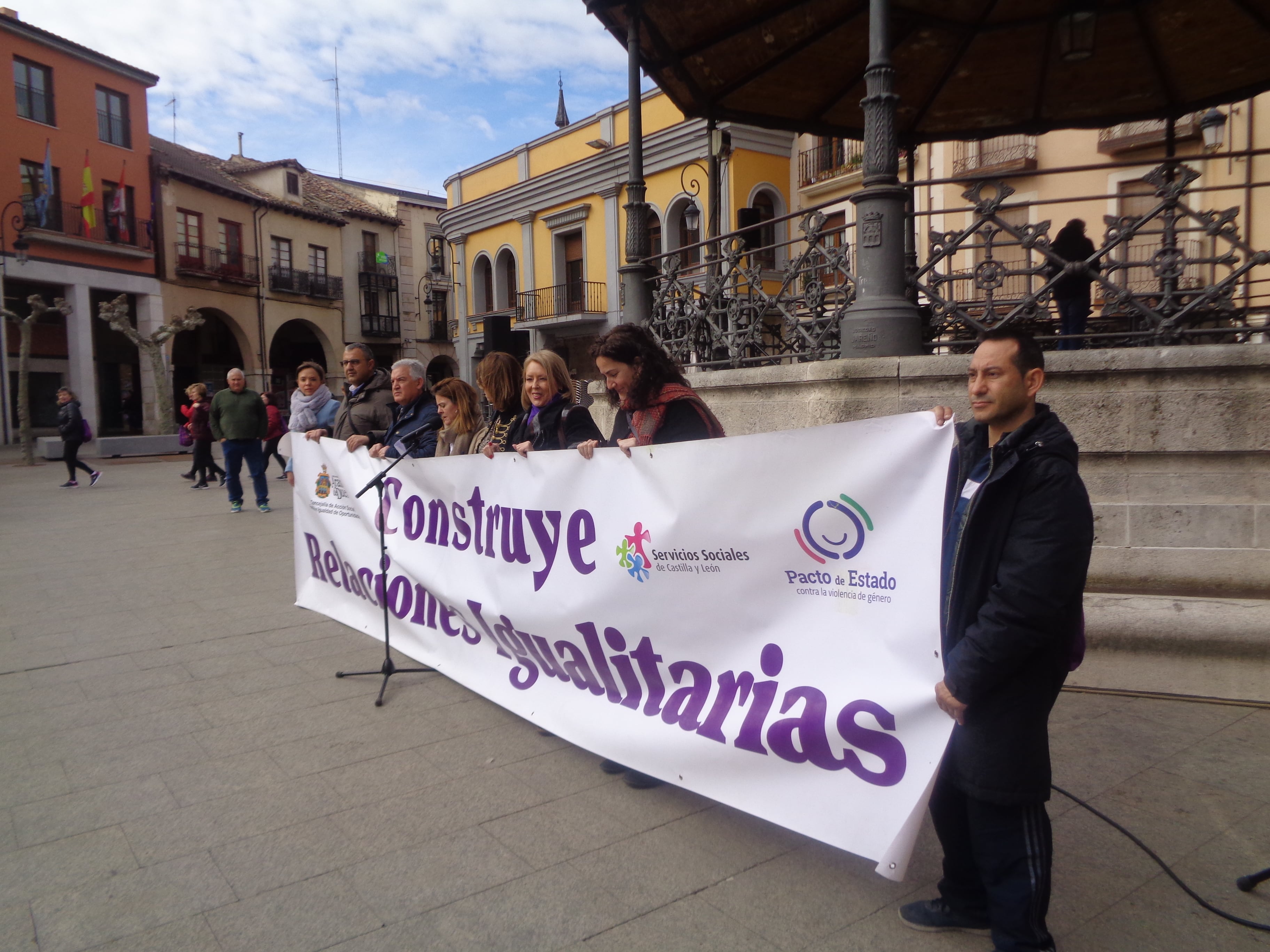 Concejales de varios grupos políticos sujetan la pancarta en la lectura del manifiesto