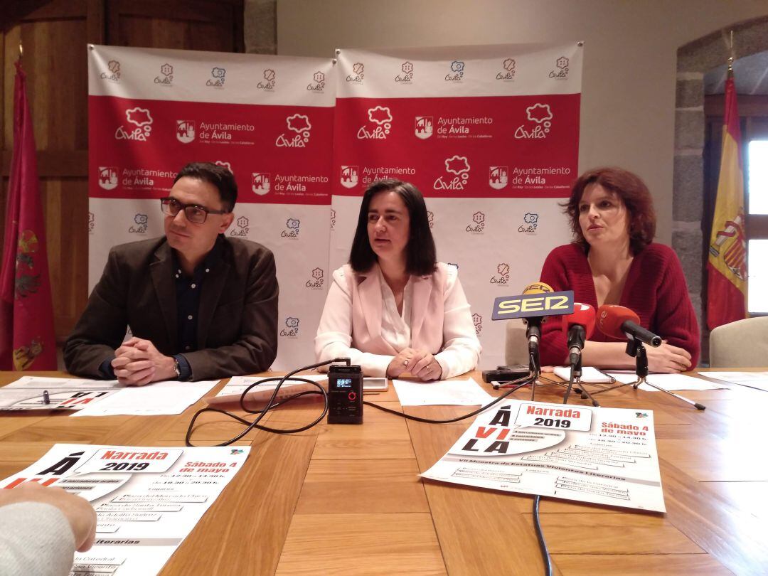 Luis González, gerente del Instituto Castellano y Leonés de la Lengua, Sonsoles Sánchez-Reyes, teniente alcalde del Ayuntamiento de Ávila y Elia Tralará, de la Asociación de Profesionales de la Narración Oral