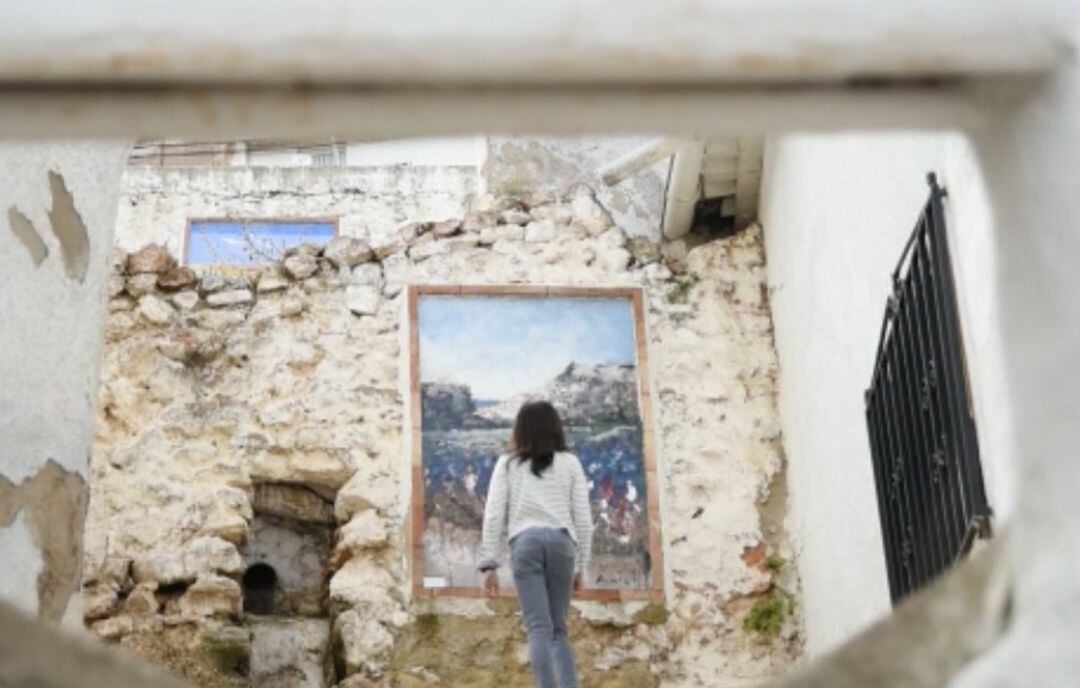 Imagen del audiovisual promocional del turismo de Mira (Cuenca) en el que vemos a la niña Frida subiendo por los callejones del Museo de los Muros.