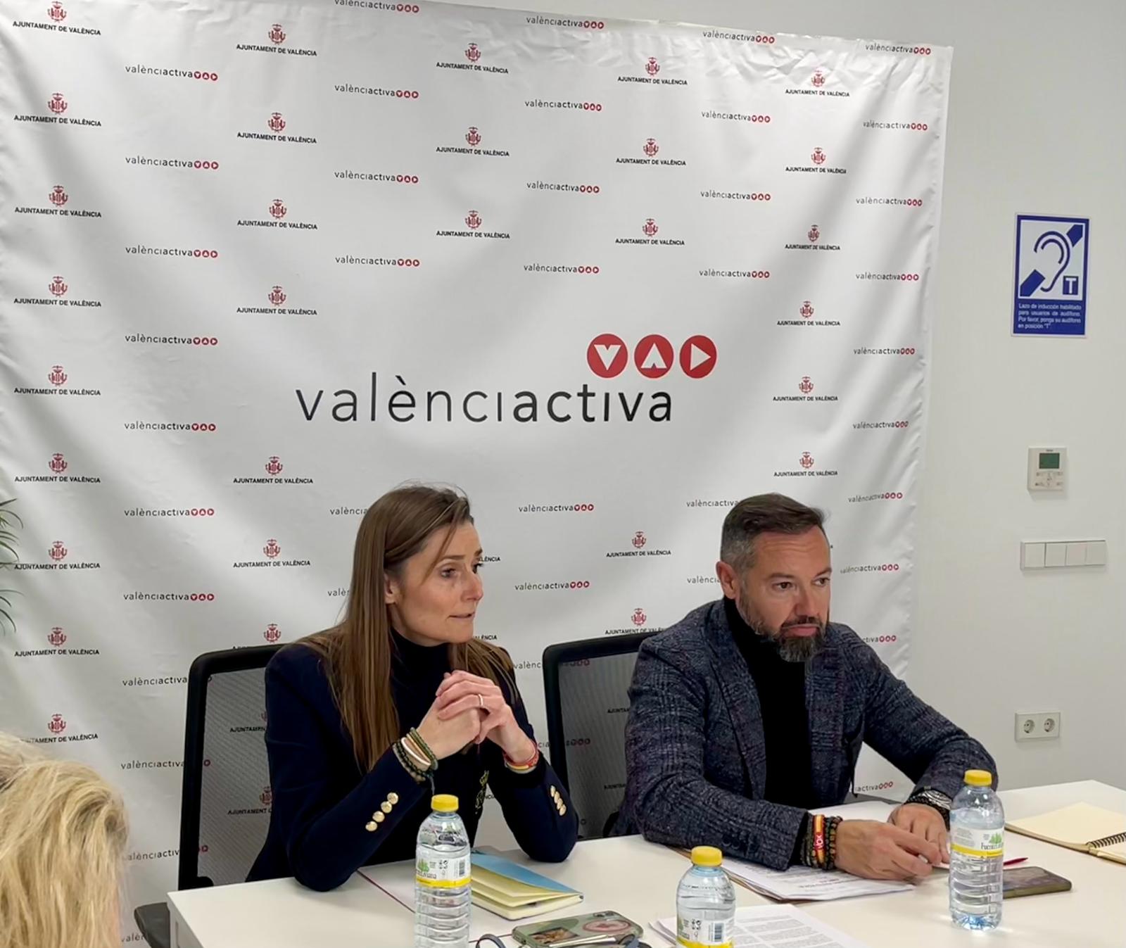 El segundo teniente de alcalde en València y edill de Empleo, Juanma Badenas, y la concejala de Emprendimiento, Cecilia Herrero, presiden la primera reunión de trabajo con una representación de los principales agentes económicos y sociales de la ciudad