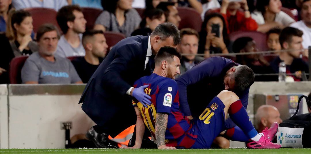 Leo Messi es atendido por los servicios médicos del Barça en el primer tiempo