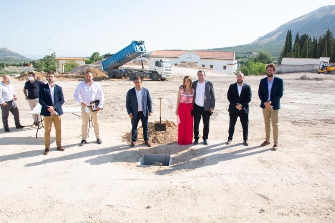 Colocación de la primera piedra de la empresa Plastbed