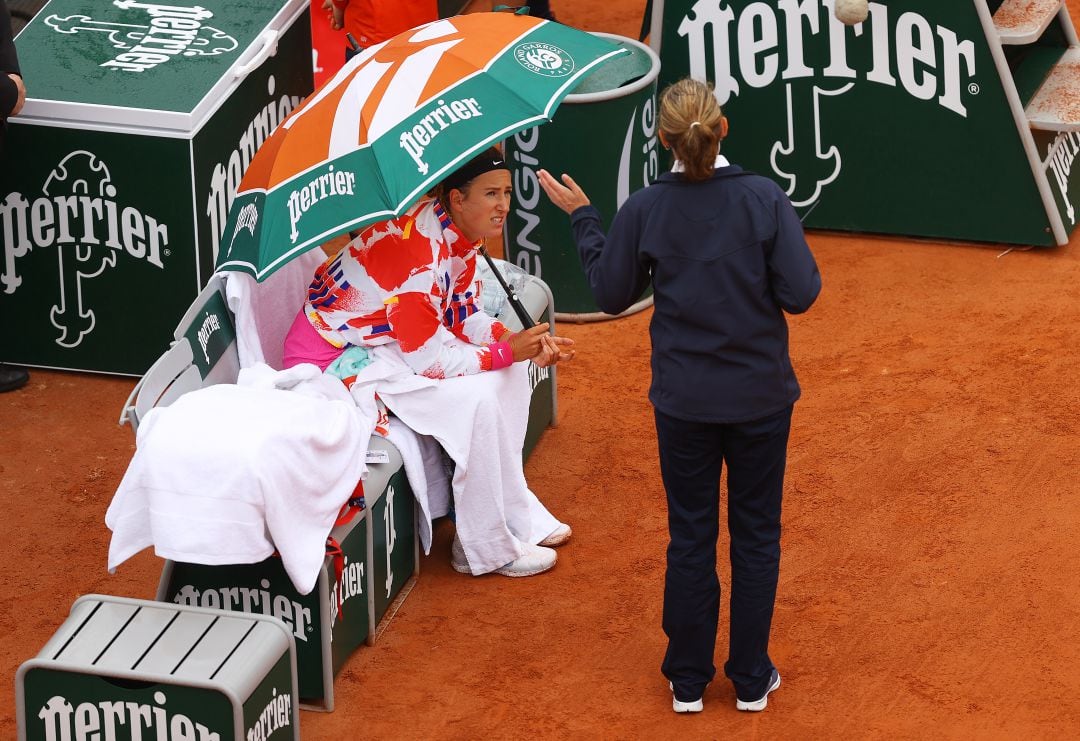 Victoria Azarenka quejándose por el tiempo durante el partido contra Danka Kovinic en Roland Garros 2020. 