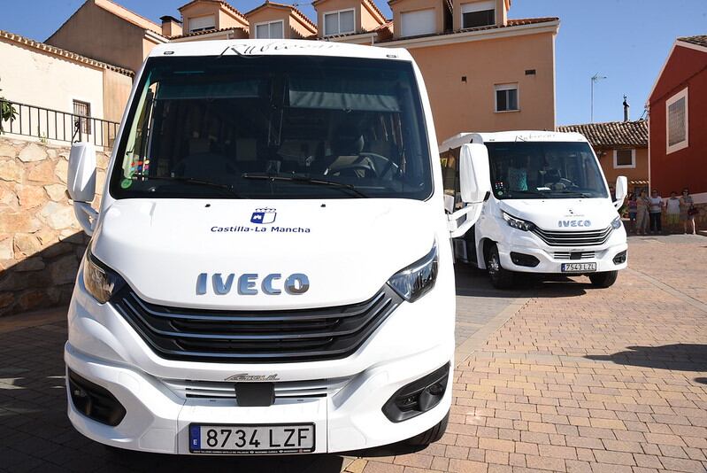 Dos autobuses del servicio ASTRA de Cuenca en la plaza de Jábaga.