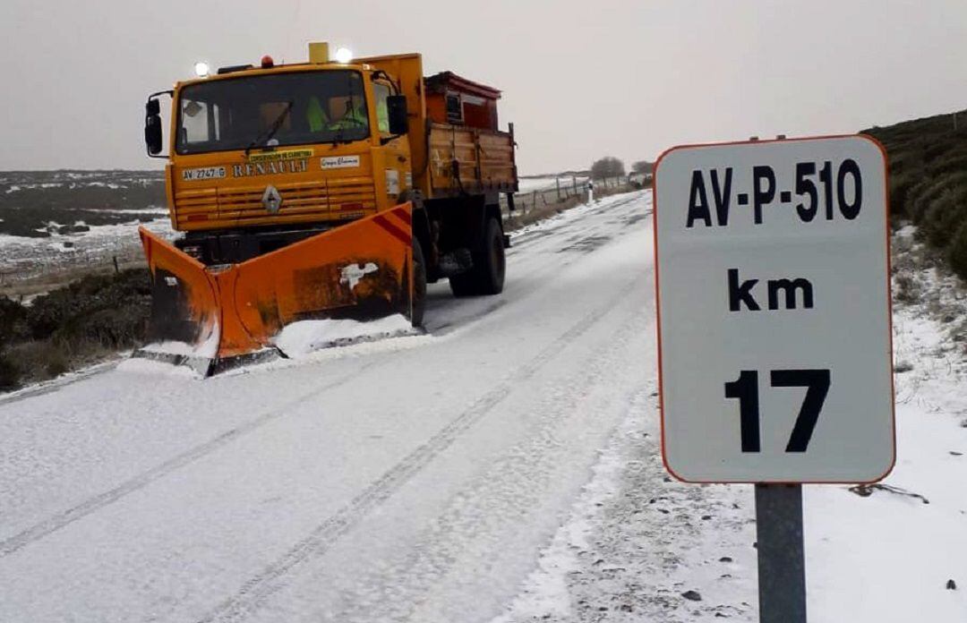 Máquina quitanieves limpiando la calzada de la carretera que une San Martín de la Vega del Alberche y Barajas
