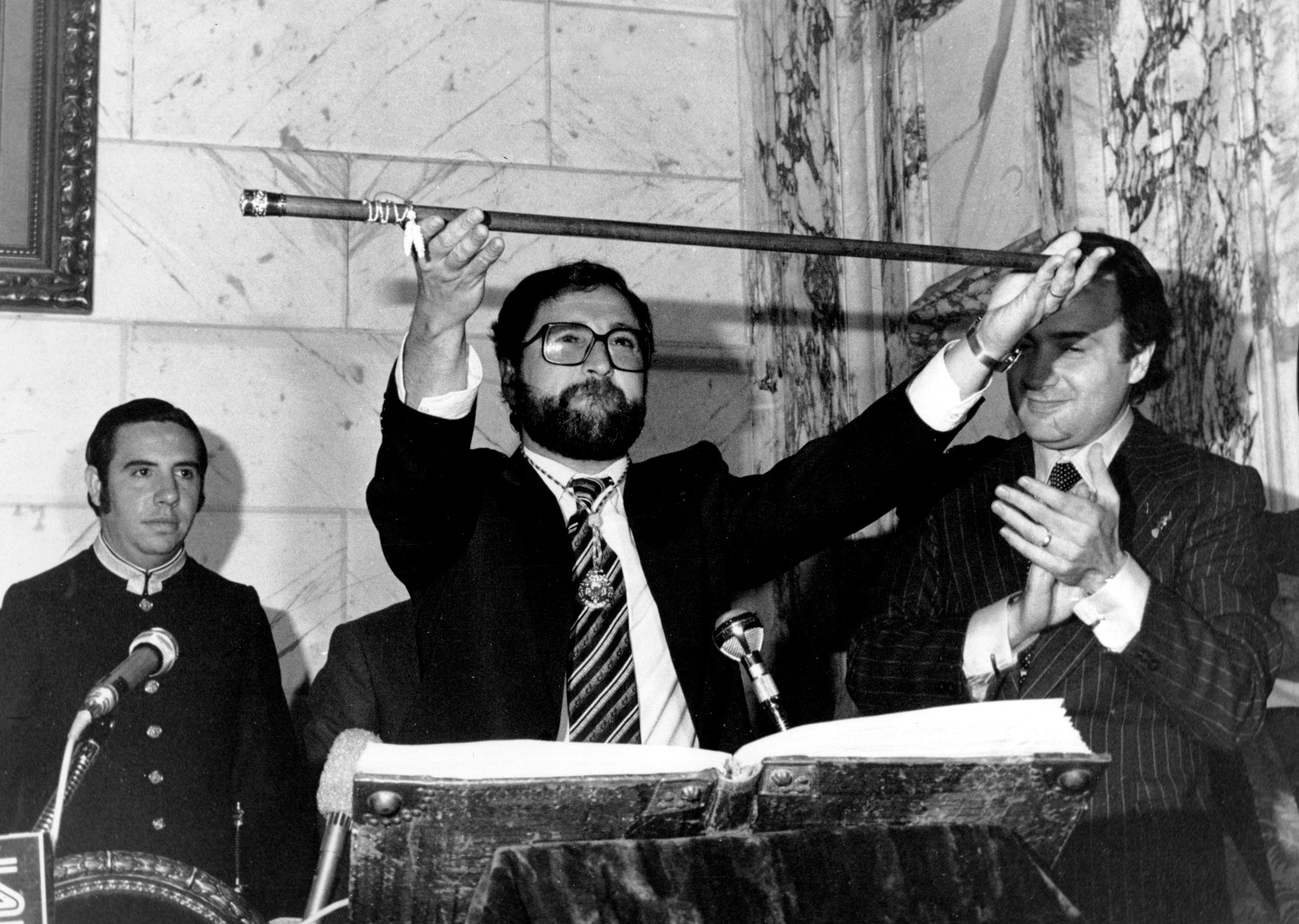 Fernando Martínez Castellanos recibió el 21 de abril de 1979 el Bastón de Alcalde de la ciudad, de manos del presidente del Consell del País Valenciano, José Luis Albiñana, en el curso del acto de toma de posesión de la nueva corporación