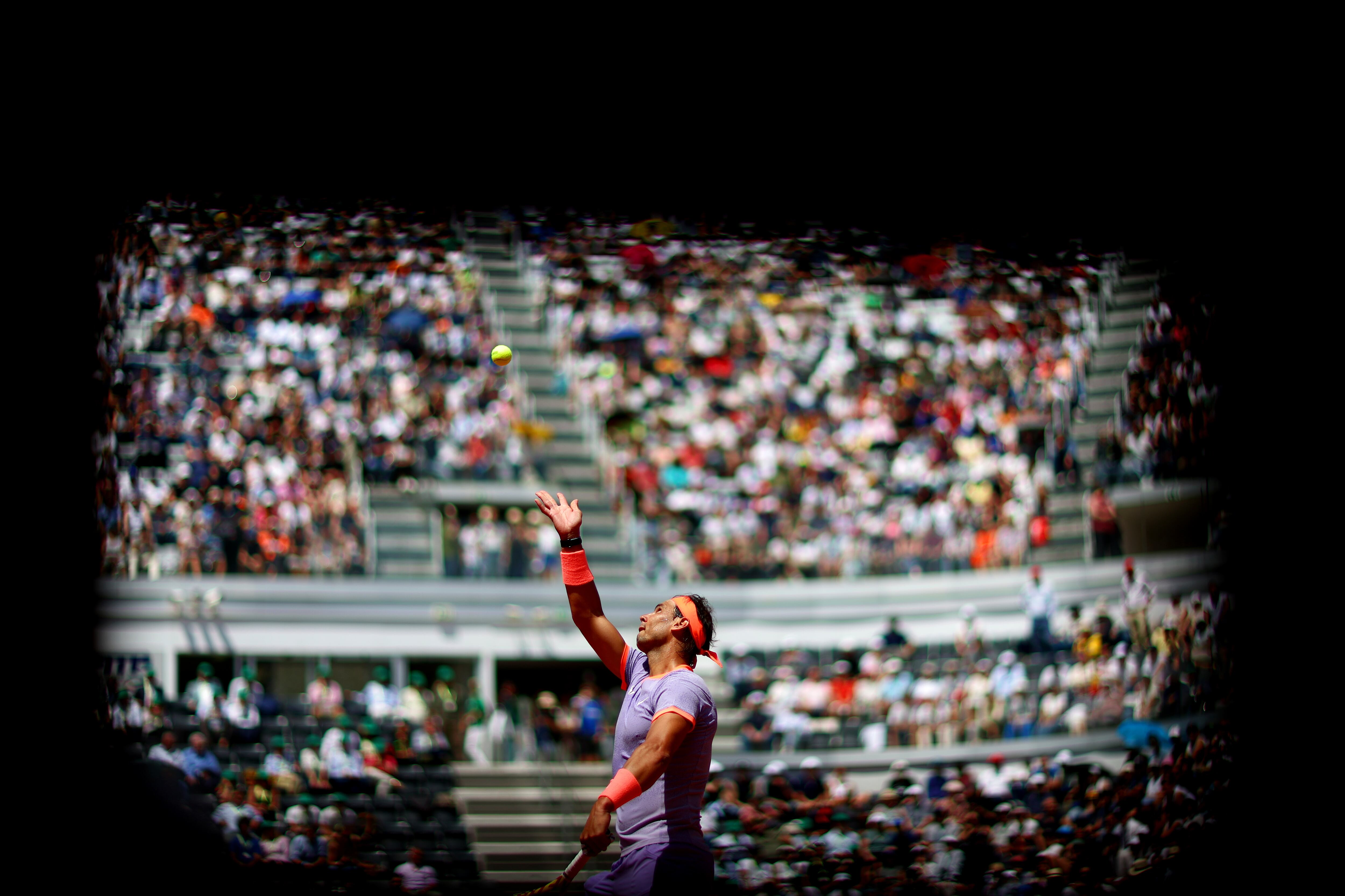 Rafael Nadal se dispone a servir en el Foro Itálico de Roma